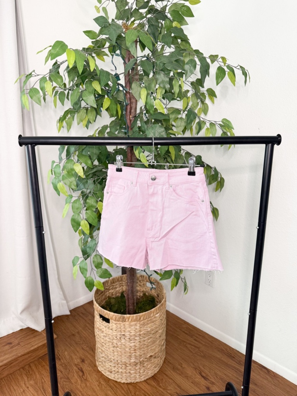 NWT H&M Light Pink High Waisted Denim Shorts Size 4 Raw Hem Stretch